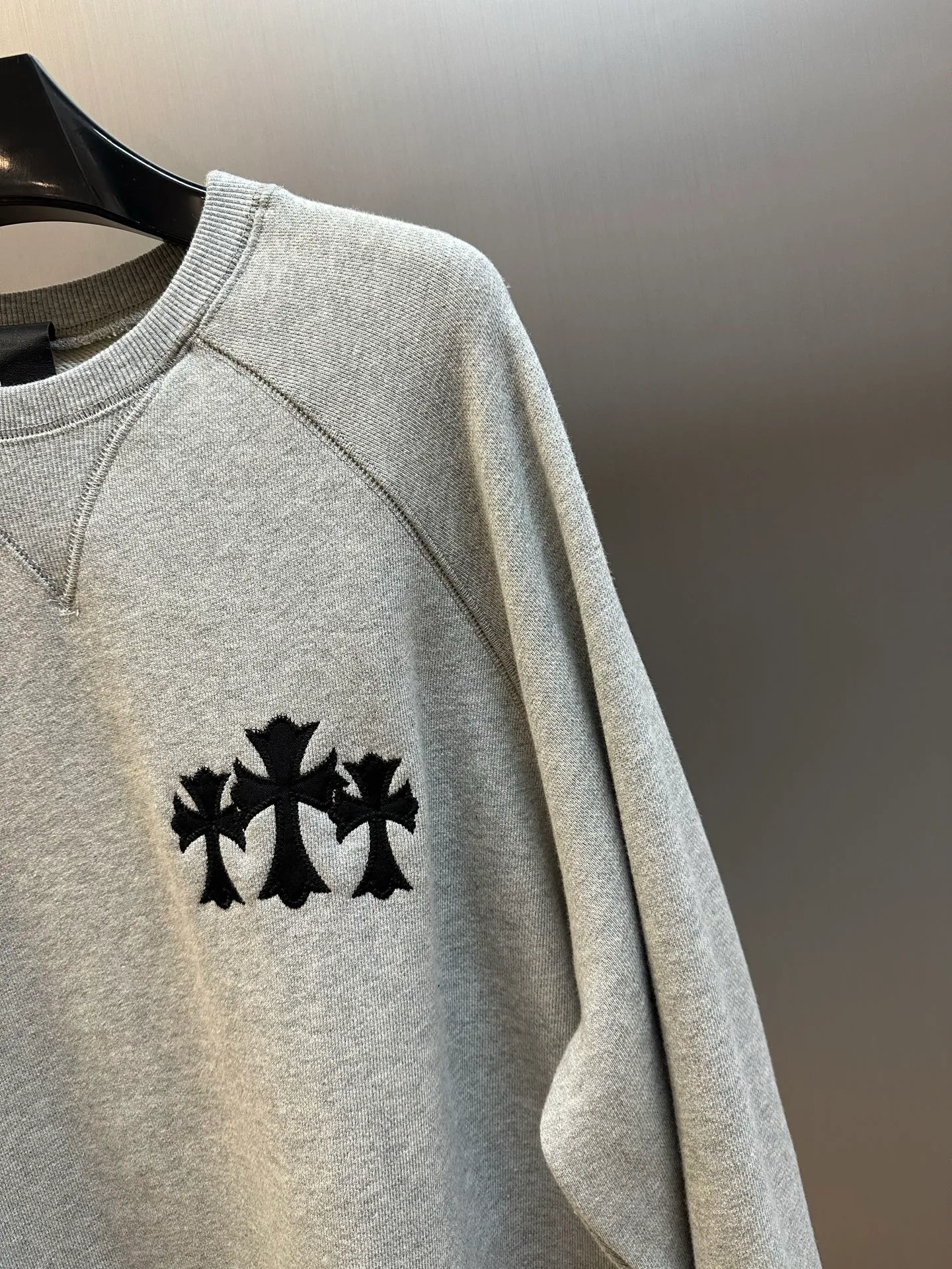 P410 Chrome Hearts Logo Round Neck Sweatshirt Made of custom-made heavy fortress intertwined air cotton fabric, Chrome Hearts cross patch embroidery decoration on the chest, becoming the ultimate interpretation of dark Gothic style. CH Gothic font is the finishing touch on the back panel. The logo iron plate sways slightly with the swing of the body, adding a sense of movement and vitality.  Using imported machine appliqué embroidery technology, advanced computer control systems and precision mechanical components are used to achieve the Chrome Hearts logo appliqué operation, presenting an embroidery effect with both clarity and three-dimensionality.  size：s m l xl